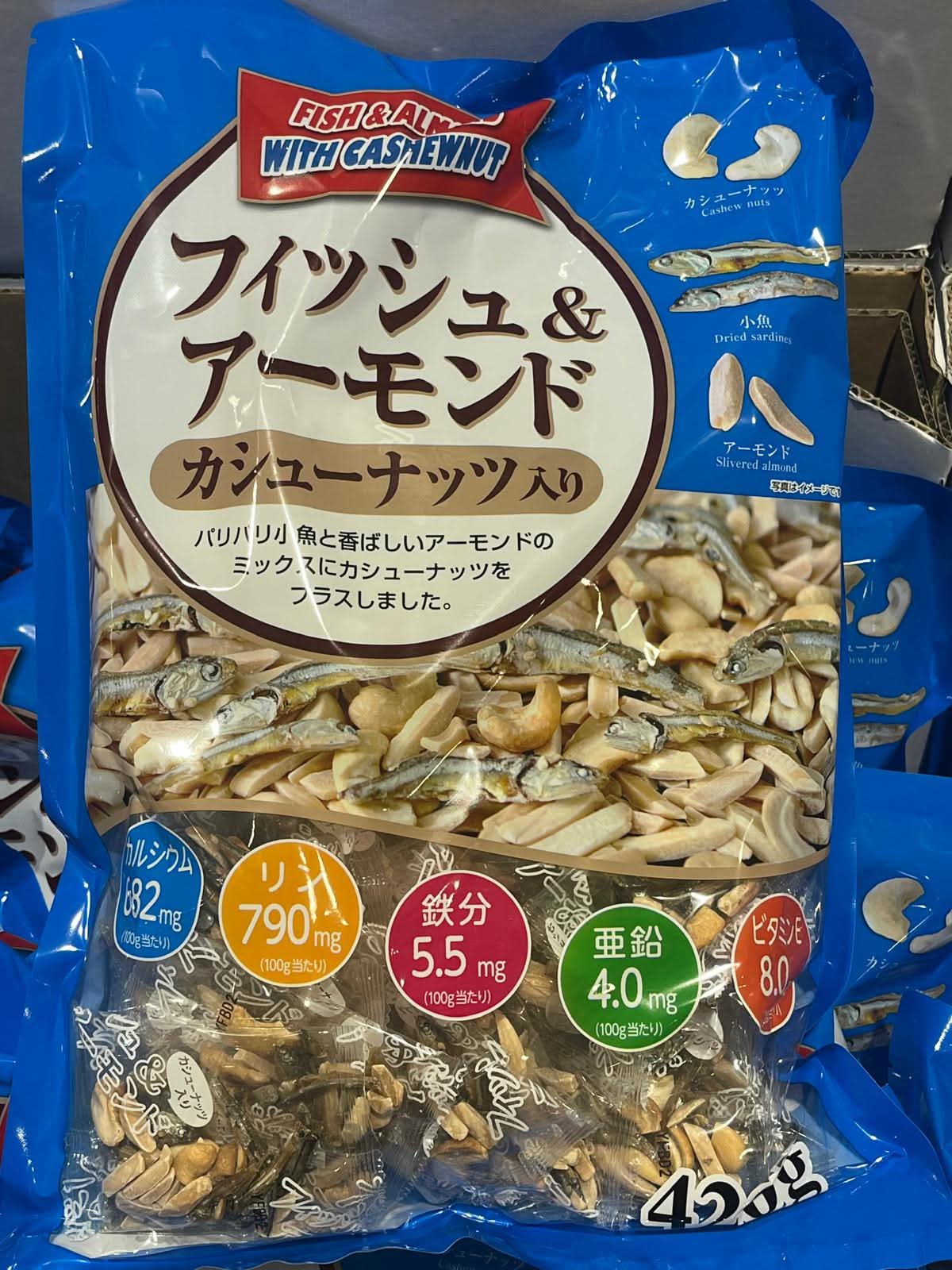日本製日本 Costco 杏仁腰果小魚乾 420g 大包裝，結合豐富鈣質小魚與酥脆堅果，適合家庭分享