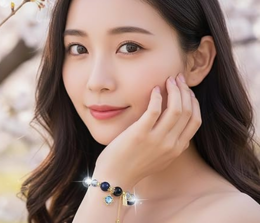 一條精緻的開運天然石手鍊，由圓潤的深黑色黑曜石、閃耀深藍色光芒的金沙石以及半透明帶有藍色暈光的拉長石相間串成。手鍊中央點綴著一個精緻的金邊八芒星吊飾，吊飾中心嵌有一顆明亮的水藍色圓形鋯石，旁邊附有金色刻字小鐵牌，整體展現優雅且充滿神祕力量的日系玄學美感。